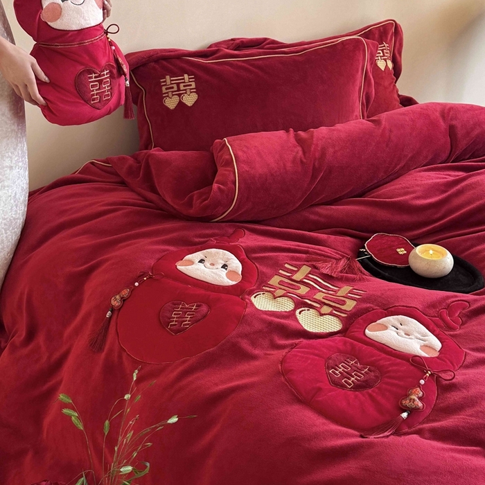 91家纺网 家纺一手货源 找家纺 （总）江涞 2025新款高克重牛奶绒贴布绣流苏四件套-福娃