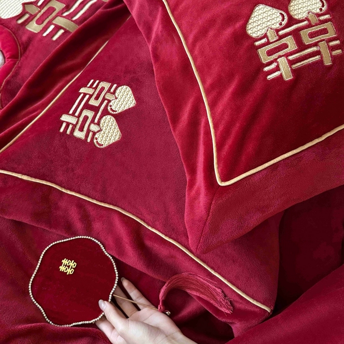 91家纺网 家纺一手货源 找家纺 （总）江涞 2025新款高克重牛奶绒贴布绣流苏四件套-福娃