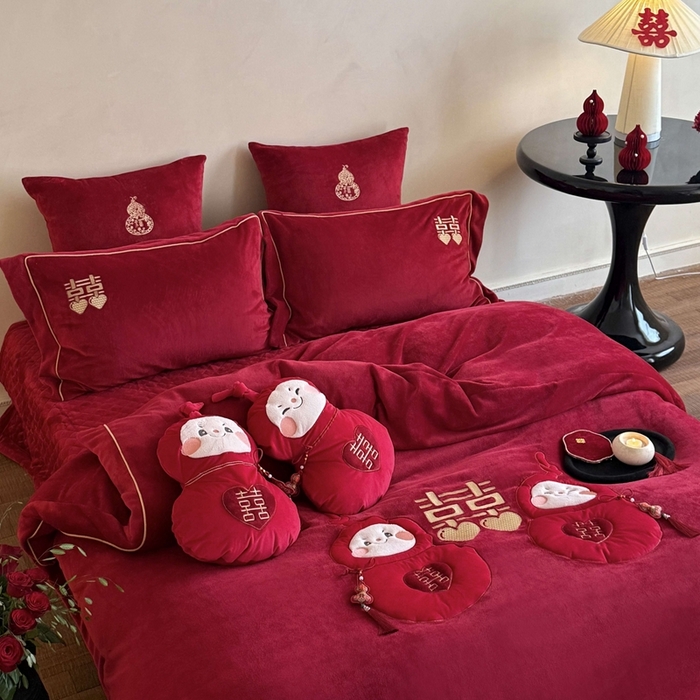 91家纺网 家纺一手货源 找家纺 （总）江涞 2025新款高克重牛奶绒贴布绣流苏四件套-福娃