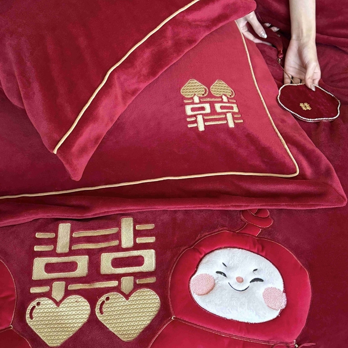 91家纺网 家纺一手货源 找家纺 （总）江涞 2025新款高克重牛奶绒贴布绣流苏四件套-福娃