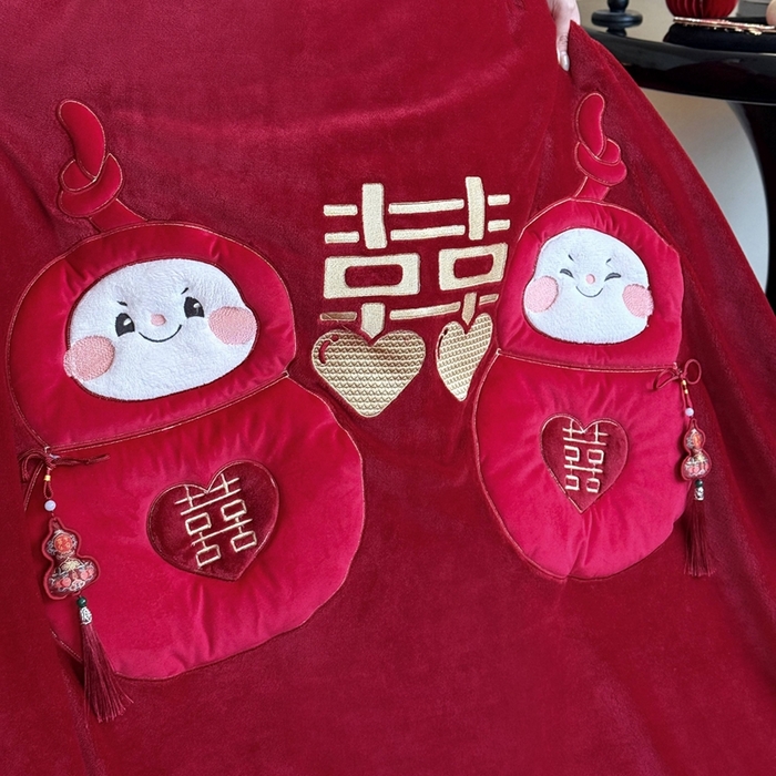 91家纺网 家纺一手货源 找家纺 （总）江涞 2025新款高克重牛奶绒贴布绣流苏四件套-福娃