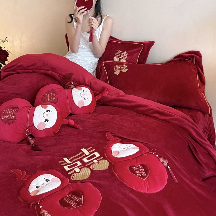 91家纺网 家纺一手货源 找家纺 （总）江涞 2025新款高克重牛奶绒贴布绣流苏四件套-福娃