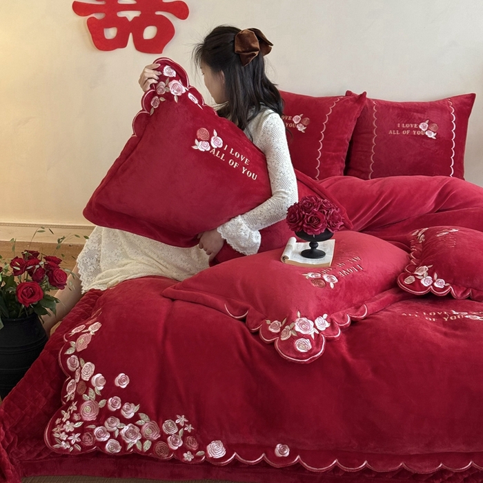 91家纺网 家纺一手货源 找家纺 （总）江涞 2025新款高克重牛奶绒刺绣四件套-花月