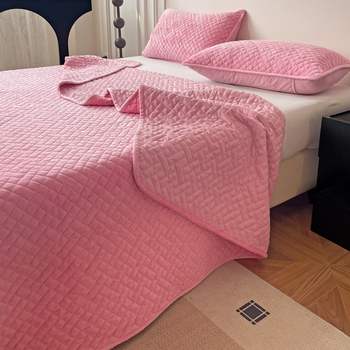 91家纺网 家纺一手货源 找家纺 橙子家居 2025秋冬新款高克重水晶绒保暖床盖棉加绒床盖床盖单件床盖单品单床盖 人字纹-柔粉