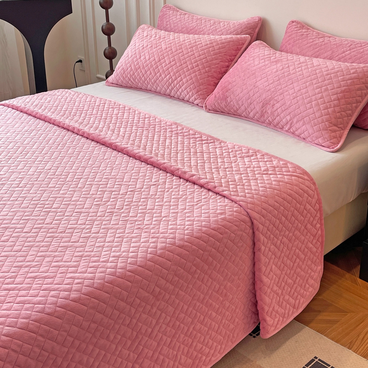 91家纺网 家纺一手货源 找家纺 橙子家居 2025秋冬新款高克重水晶绒保暖床盖棉加绒床盖床盖单件床盖单品单床盖 人字纹-柔粉