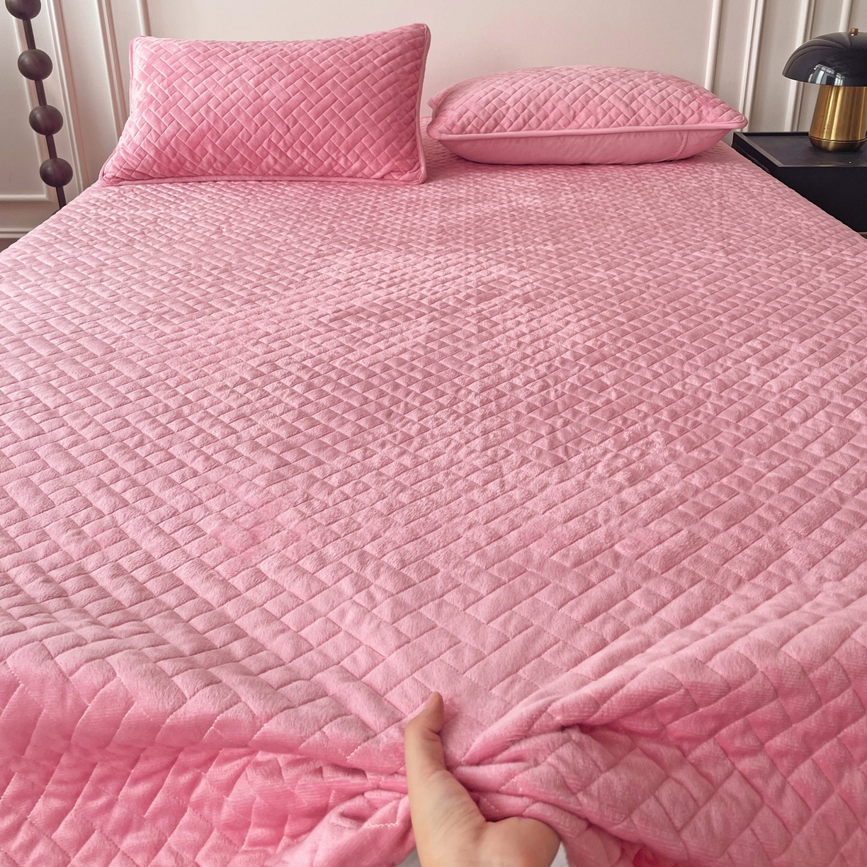 91家纺网 家纺一手货源 找家纺 橙子家居 2025秋冬新款高克重水晶绒保暖床盖棉加绒床盖床盖单件床盖单品单床盖 人字纹-柔粉