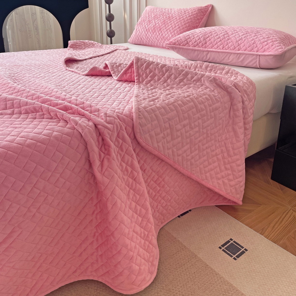 91家纺网 家纺一手货源 找家纺 橙子家居 2025秋冬新款高克重水晶绒保暖床盖棉加绒床盖床盖单件床盖单品单床盖 人字纹-柔粉