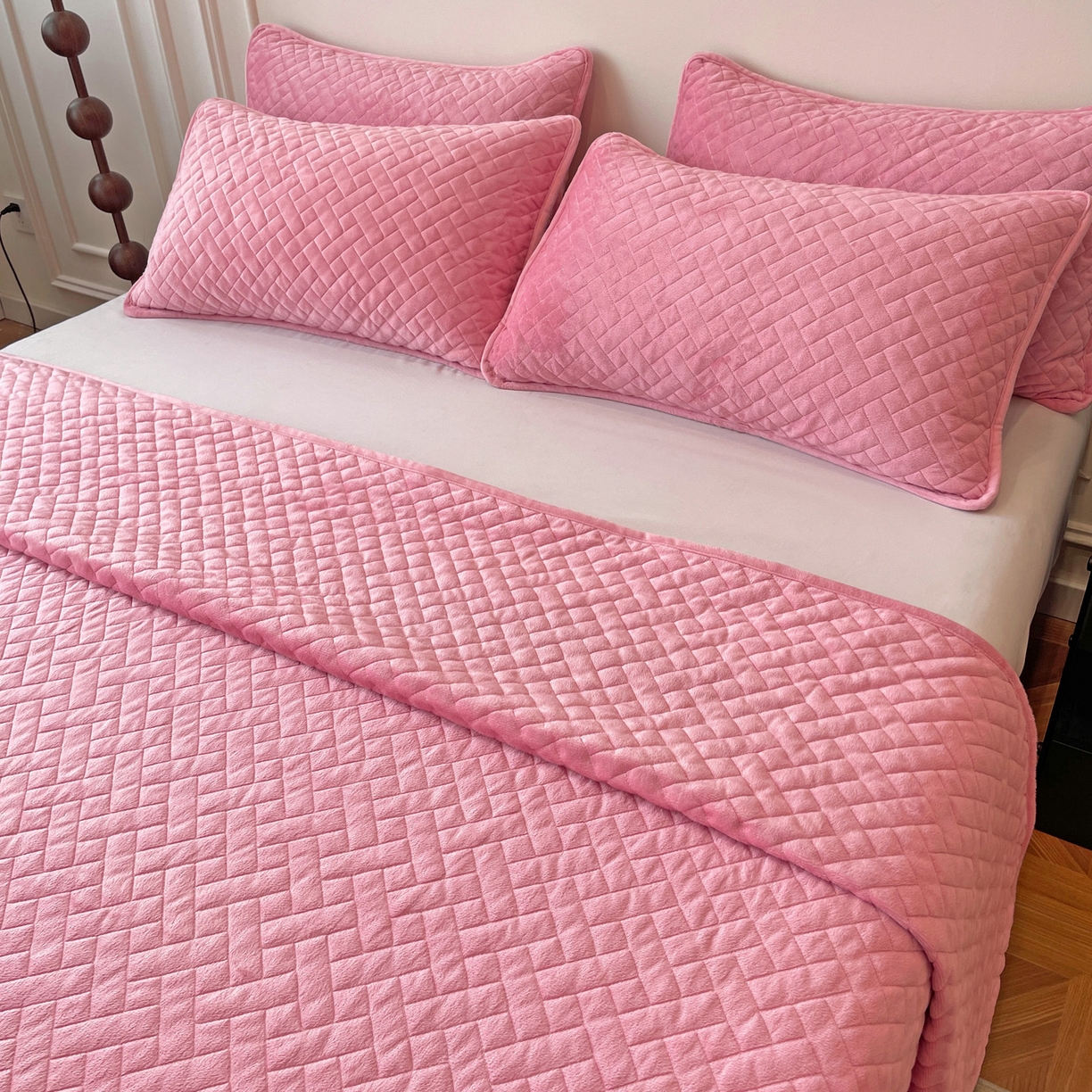 91家纺网 家纺一手货源 找家纺 橙子家居 2025秋冬新款高克重水晶绒保暖床盖棉加绒床盖床盖单件床盖单品单床盖 人字纹-柔粉