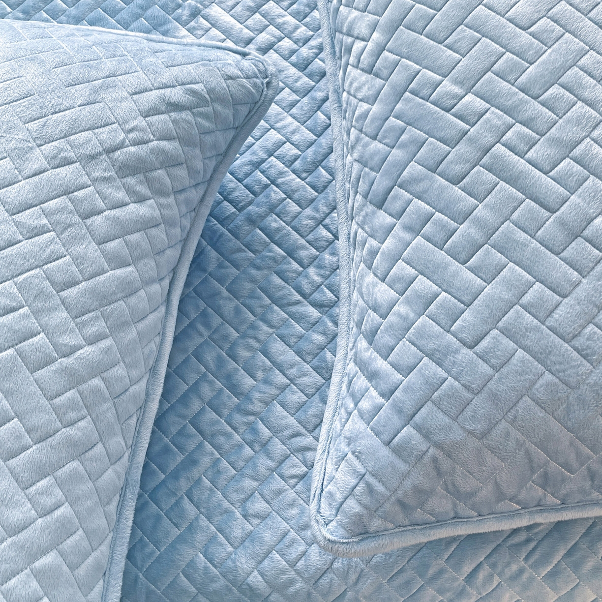 91家纺网 家纺一手货源 找家纺 橙子家居 2025秋冬新款高克重水晶绒保暖床盖棉加绒床盖床盖单件床盖单品单床盖 人字纹-天空蓝