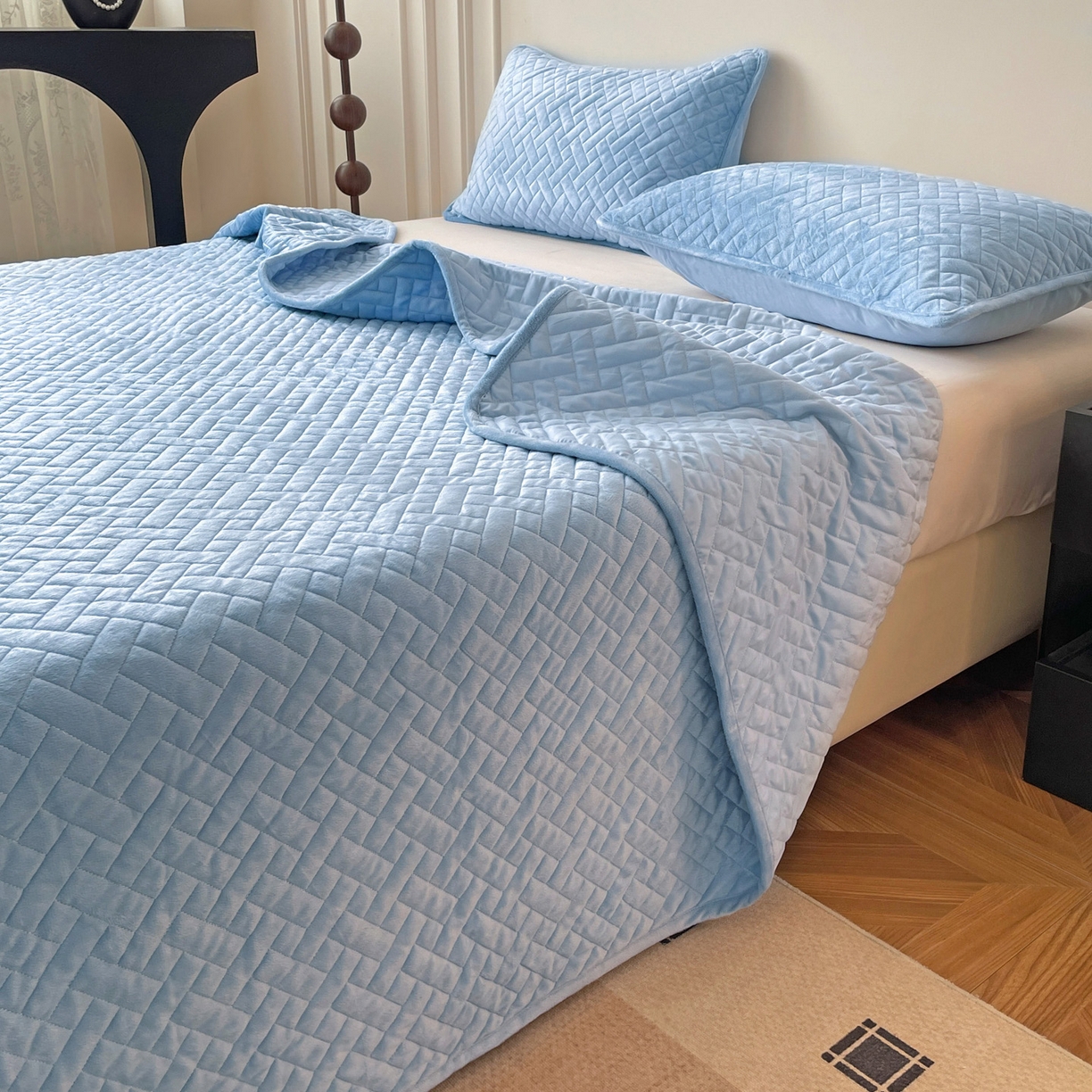 91家纺网 家纺一手货源 找家纺 橙子家居 2025秋冬新款高克重水晶绒保暖床盖棉加绒床盖床盖单件床盖单品单床盖 人字纹-天空蓝