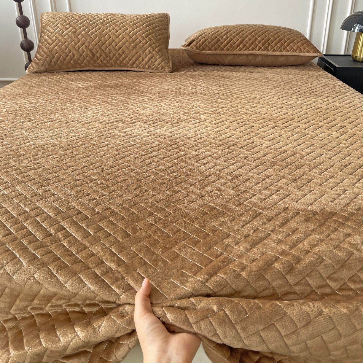 91家纺网 家纺一手货源 找家纺 橙子家居 2025秋冬新款高克重水晶绒保暖床盖棉加绒床盖床盖单件床盖单品单床盖 人字纹-浅驼