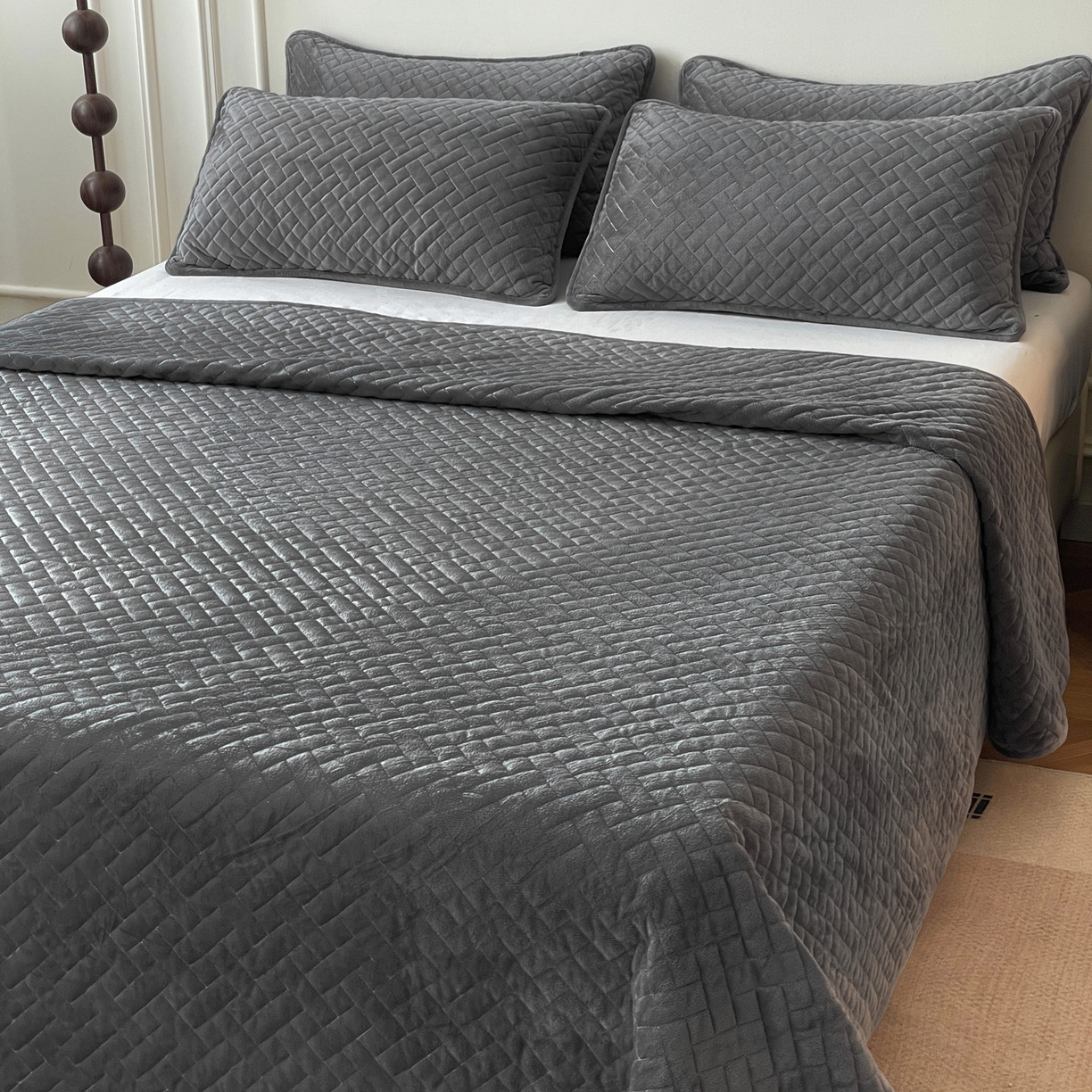 91家纺网 家纺一手货源 找家纺 橙子家居 2025秋冬新款高克重水晶绒保暖床盖棉加绒床盖床盖单件床盖单品单床盖 人字纹-浅灰