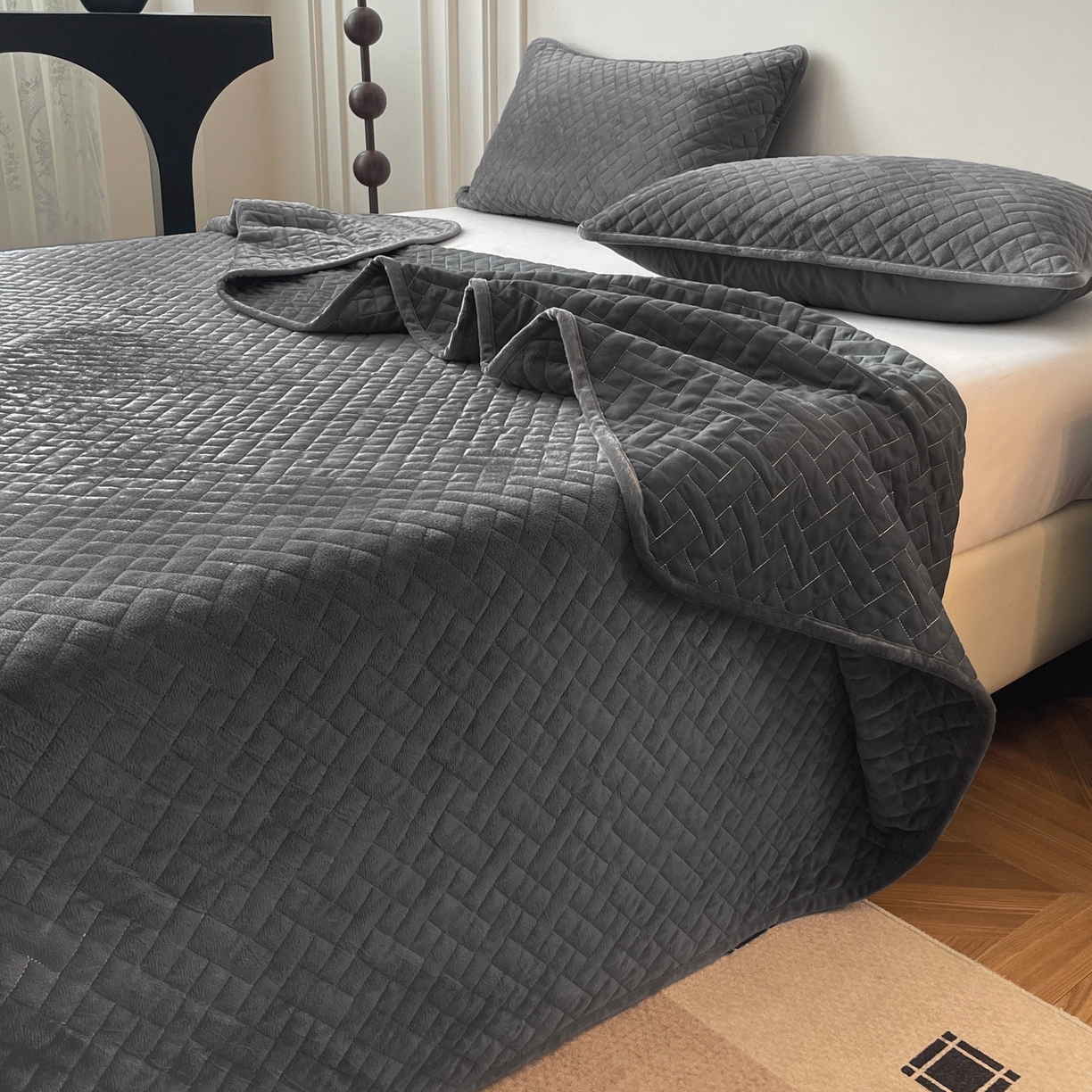 91家纺网 家纺一手货源 找家纺 橙子家居 2025秋冬新款高克重水晶绒保暖床盖棉加绒床盖床盖单件床盖单品单床盖 人字纹-浅灰