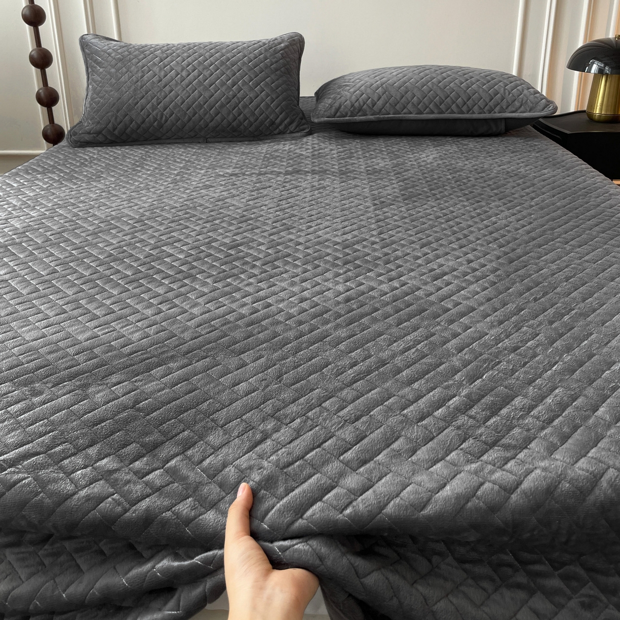 91家纺网 家纺一手货源 找家纺 橙子家居 2025秋冬新款高克重水晶绒保暖床盖棉加绒床盖床盖单件床盖单品单床盖 人字纹-浅灰