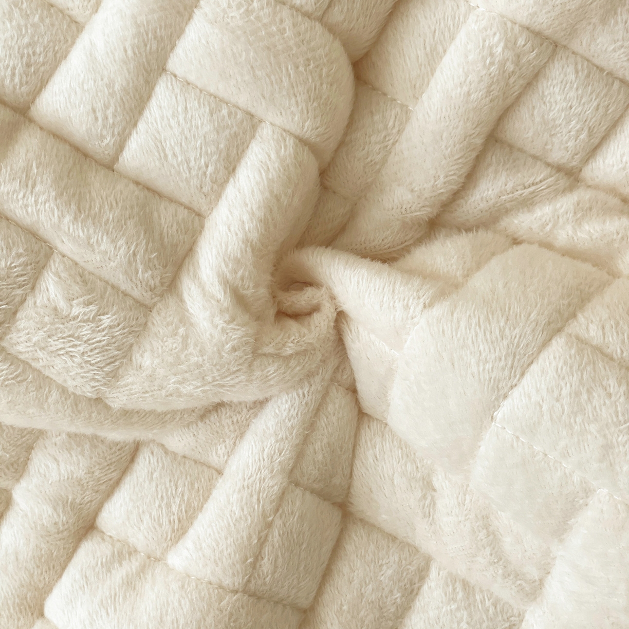 91家纺网 家纺一手货源 找家纺 橙子家居 2025秋冬新款高克重水晶绒保暖床盖棉加绒床盖床盖单件床盖单品单床盖 人字纹-米白