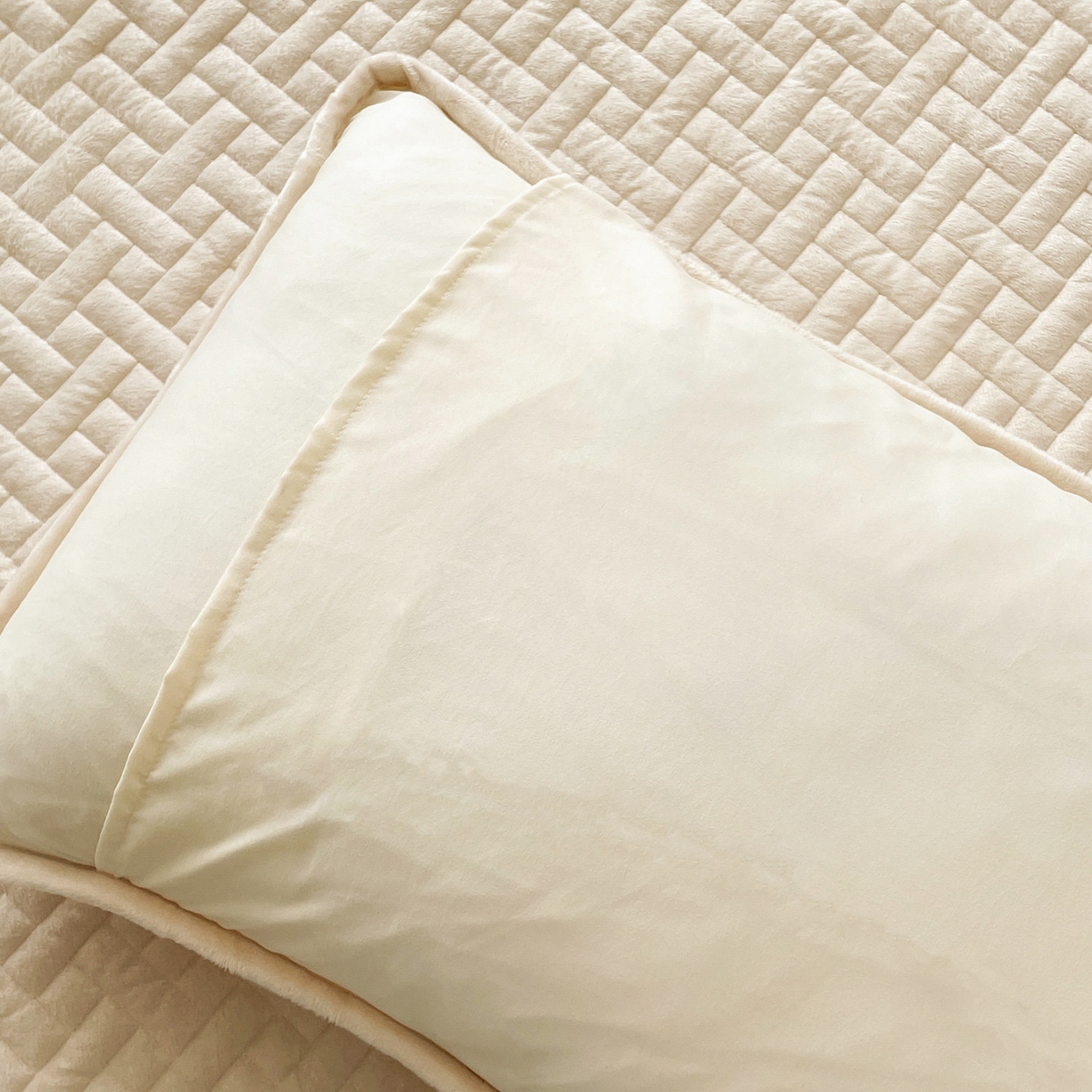 91家纺网 家纺一手货源 找家纺 橙子家居 2025秋冬新款高克重水晶绒保暖床盖棉加绒床盖床盖单件床盖单品单床盖 人字纹-米白