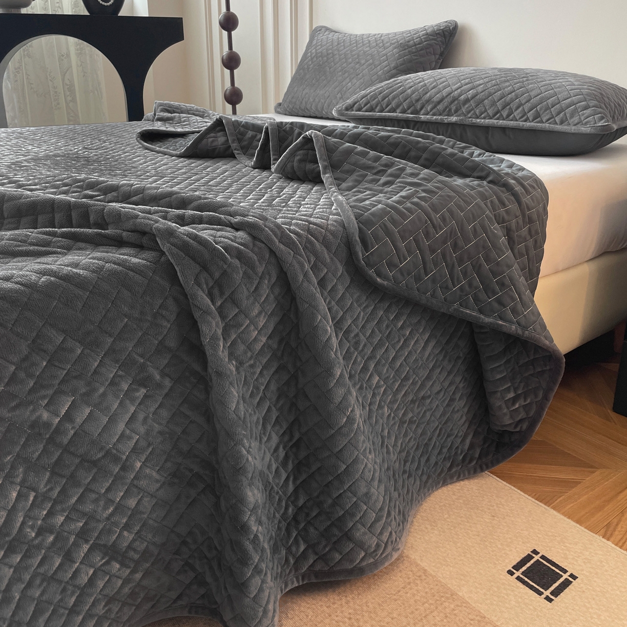 91家纺网 家纺一手货源 找家纺 橙子家居 2025秋冬新款高克重水晶绒保暖床盖棉加绒床盖床盖单件床盖单品单床盖 人字纹-浅灰