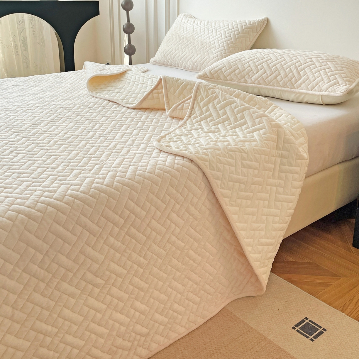 91家纺网 家纺一手货源 找家纺 橙子家居 2025秋冬新款高克重水晶绒保暖床盖棉加绒床盖床盖单件床盖单品单床盖 人字纹-米白