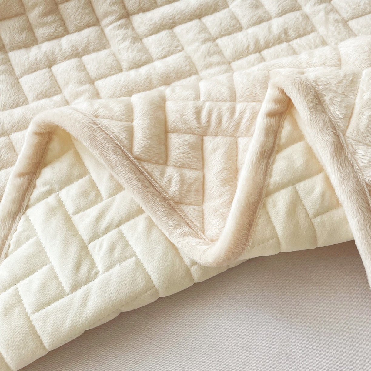 91家纺网 家纺一手货源 找家纺 橙子家居 2025秋冬新款高克重水晶绒保暖床盖棉加绒床盖床盖单件床盖单品单床盖 人字纹-米白