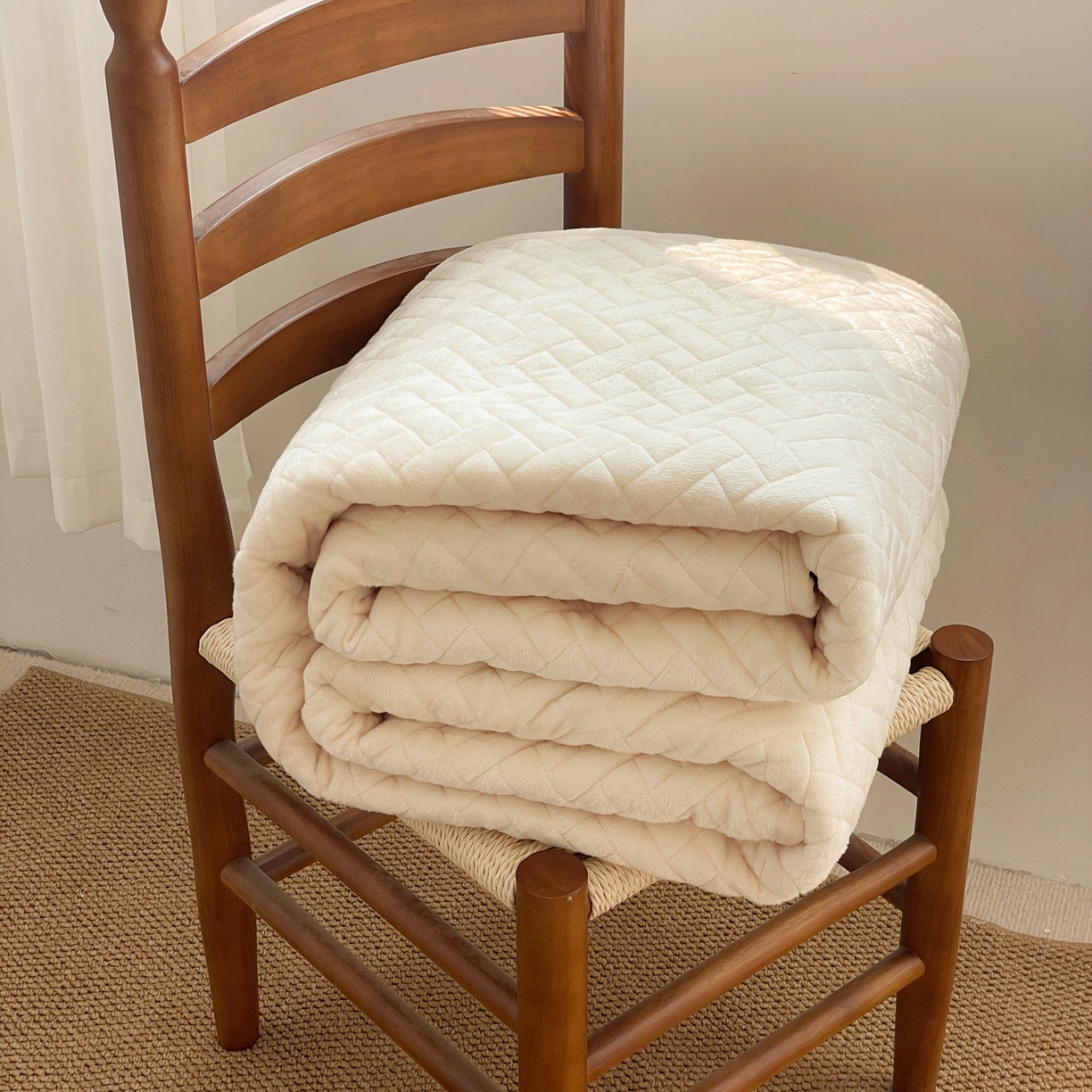 91家纺网 家纺一手货源 找家纺 橙子家居 2025秋冬新款高克重水晶绒保暖床盖棉加绒床盖床盖单件床盖单品单床盖 人字纹-米白