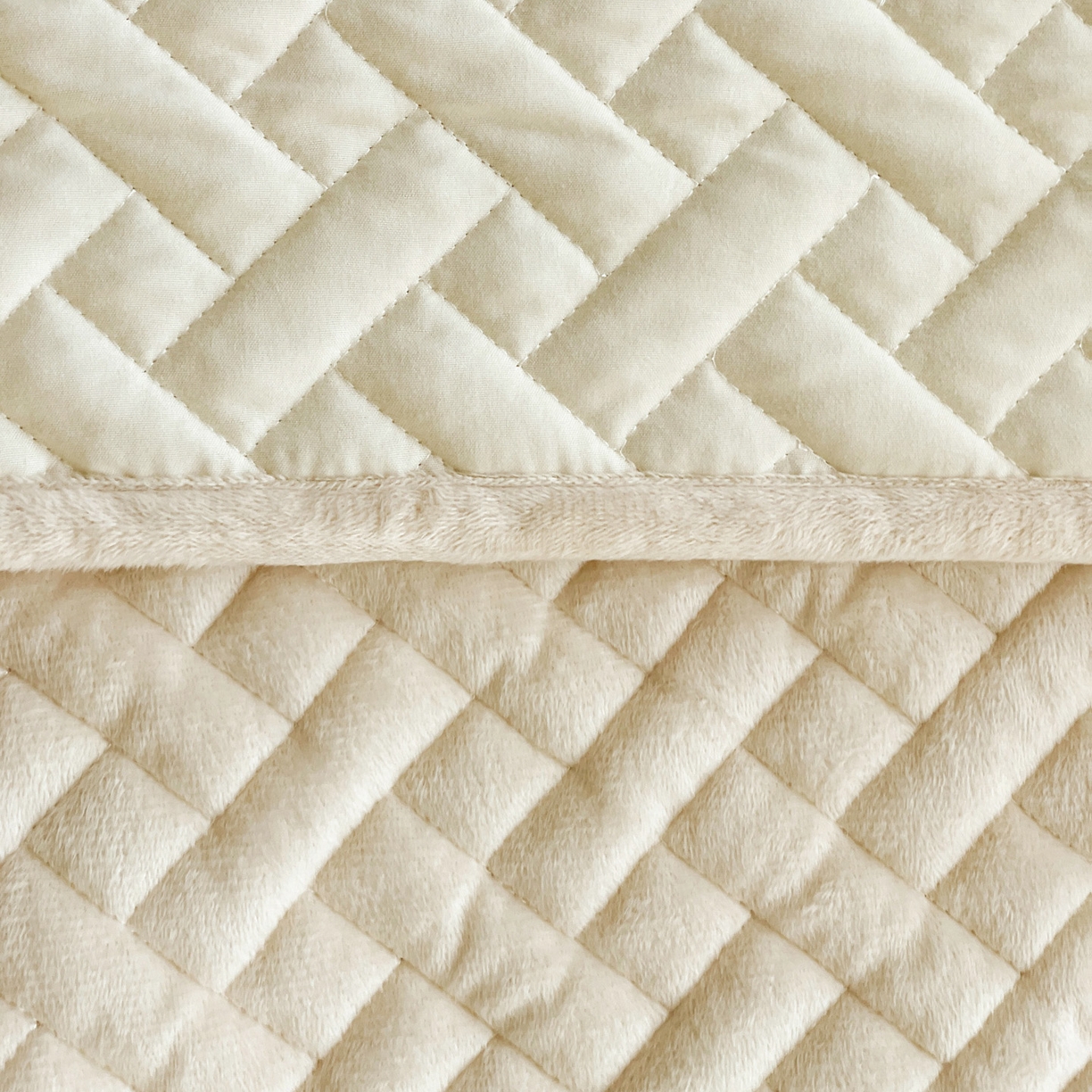 91家纺网 家纺一手货源 找家纺 橙子家居 2025秋冬新款高克重水晶绒保暖床盖棉加绒床盖床盖单件床盖单品单床盖 人字纹-米白