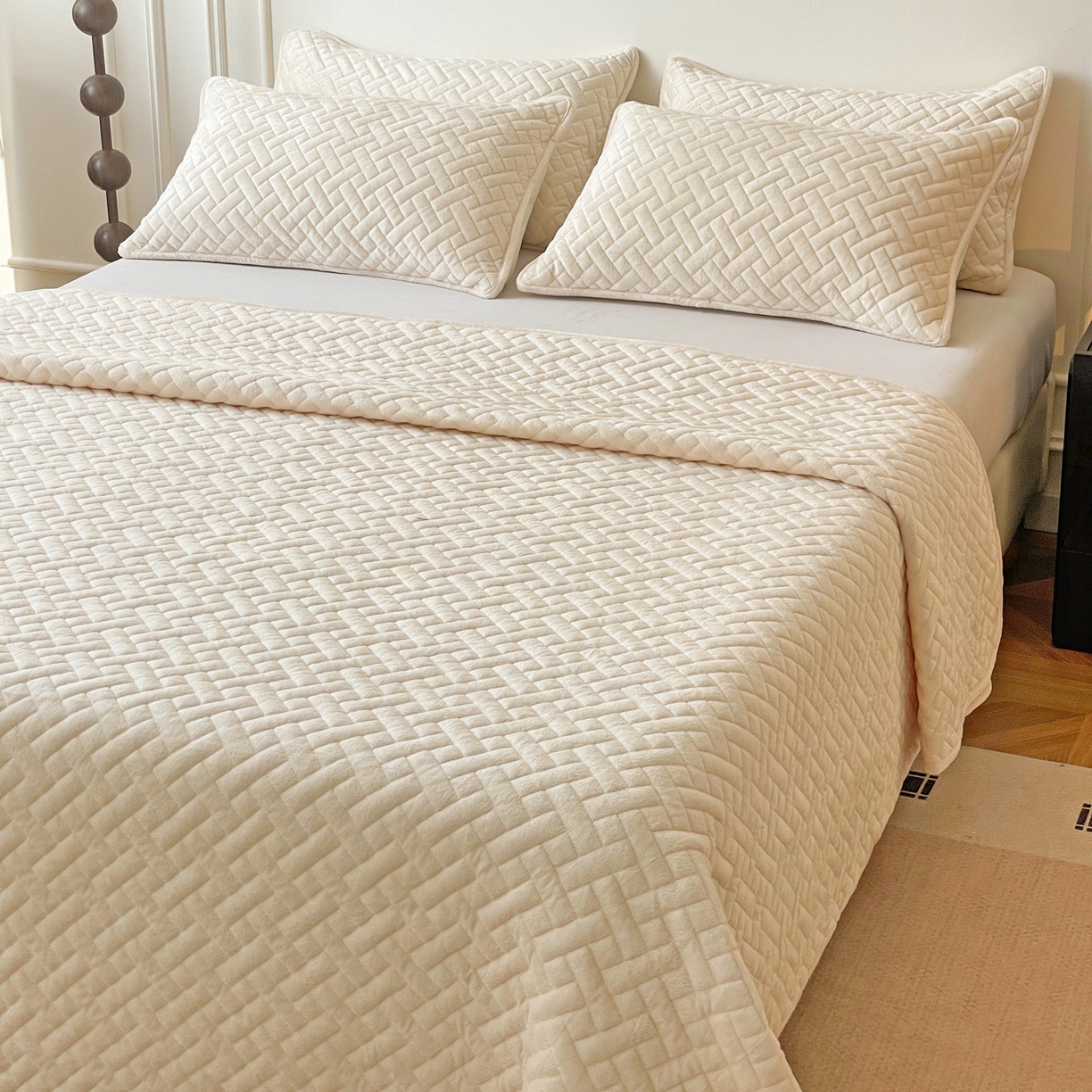 91家纺网 家纺一手货源 找家纺 橙子家居 2025秋冬新款高克重水晶绒保暖床盖棉加绒床盖床盖单件床盖单品单床盖 人字纹-米白