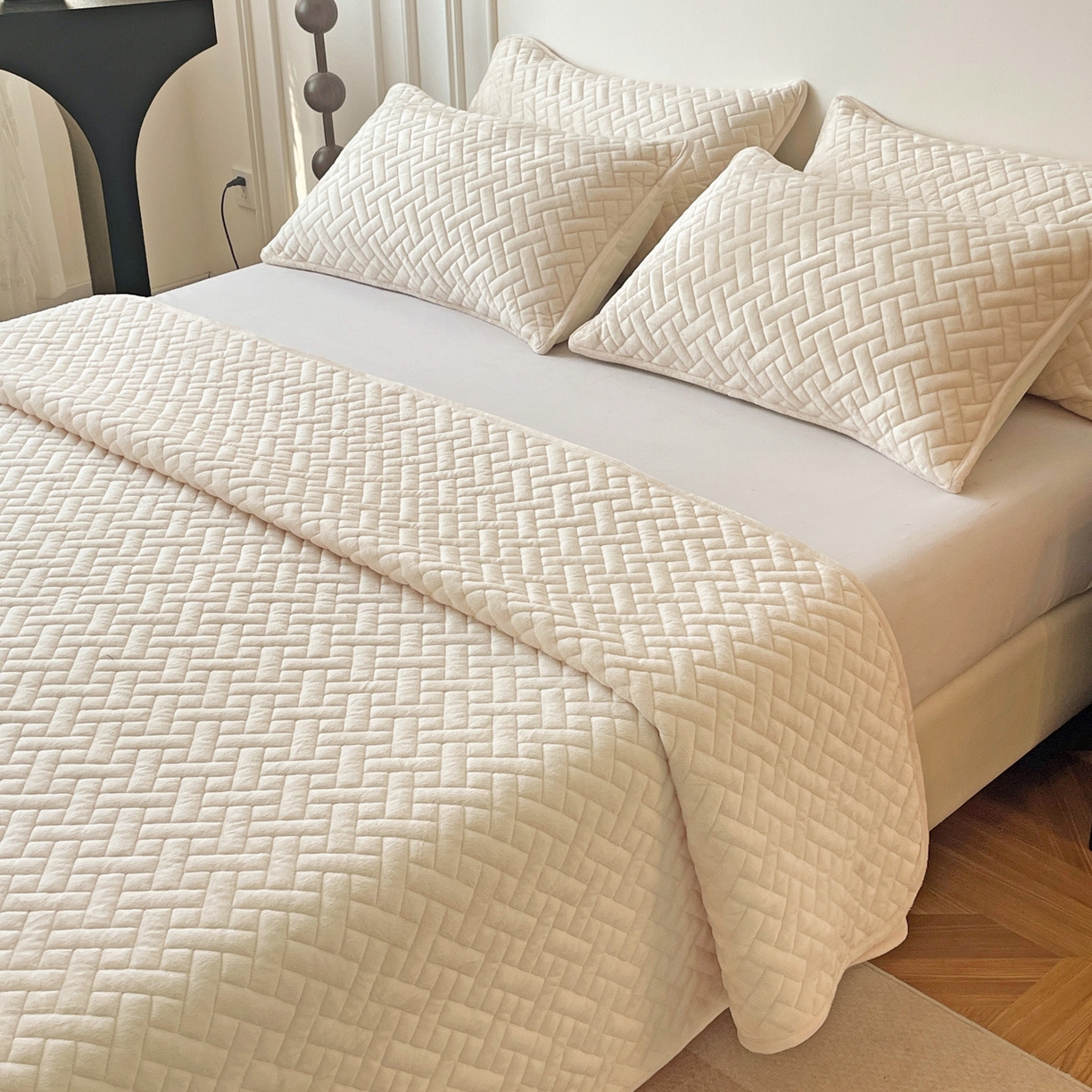 91家纺网 家纺一手货源 找家纺 橙子家居 2025秋冬新款高克重水晶绒保暖床盖棉加绒床盖床盖单件床盖单品单床盖 人字纹-米白