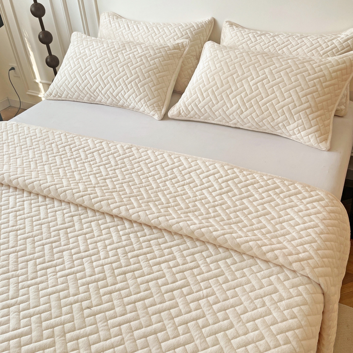 91家纺网 家纺一手货源 找家纺 橙子家居 2025秋冬新款高克重水晶绒保暖床盖棉加绒床盖床盖单件床盖单品单床盖 人字纹-米白