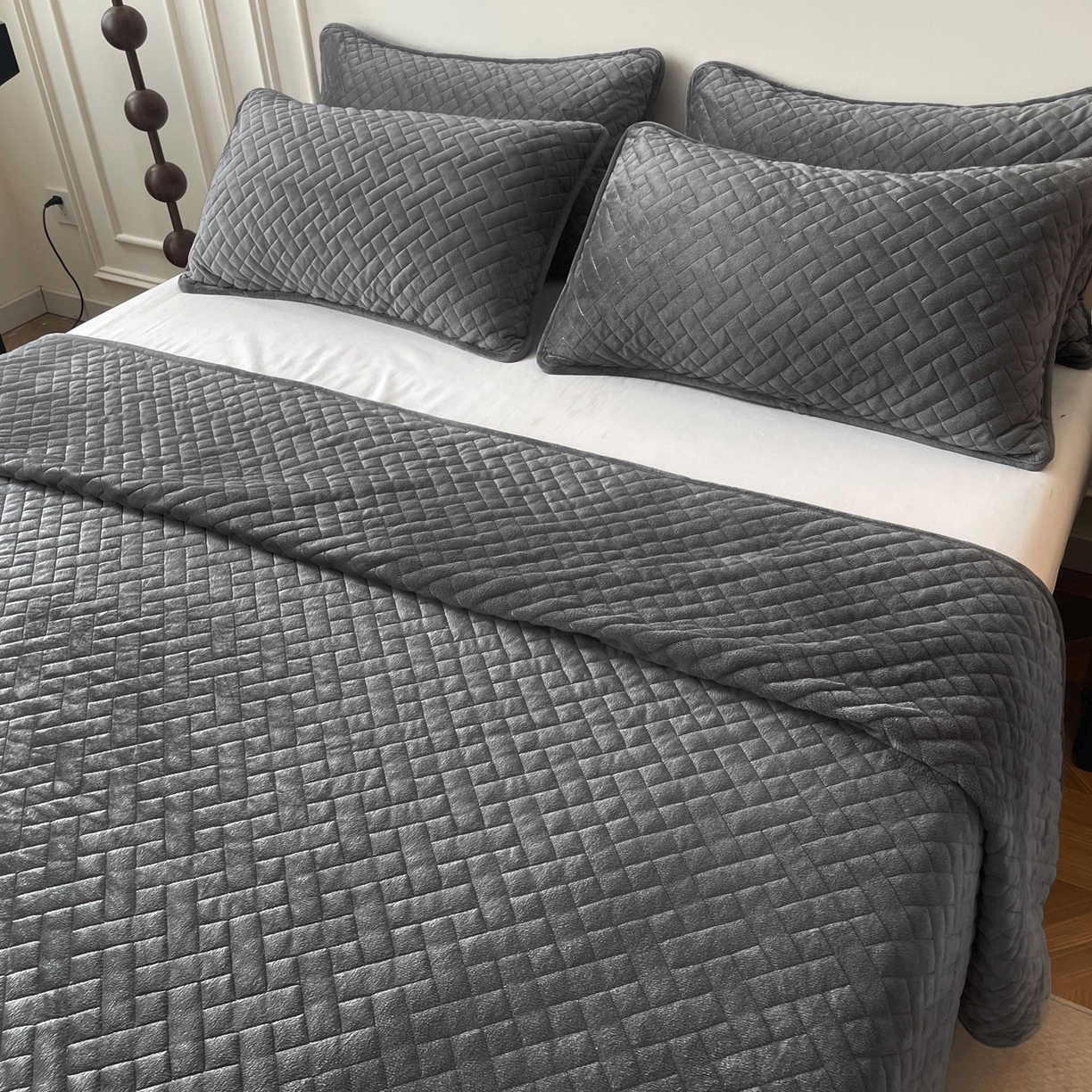 91家纺网 家纺一手货源 找家纺 橙子家居 2025秋冬新款高克重水晶绒保暖床盖棉加绒床盖床盖单件床盖单品单床盖 人字纹-浅灰