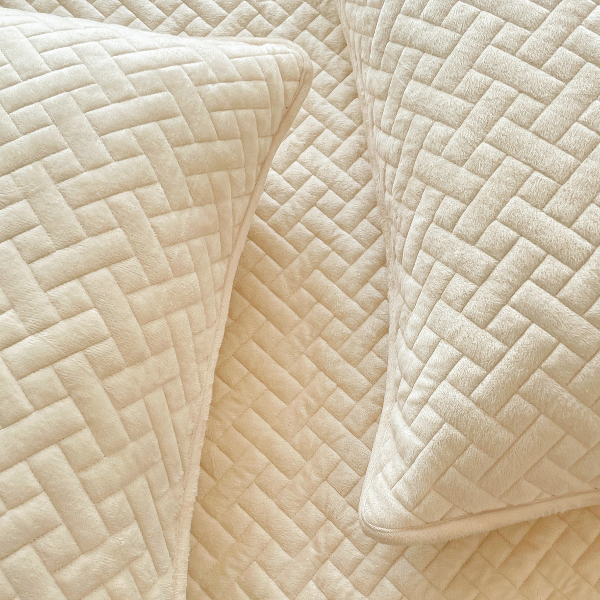 91家纺网 家纺一手货源 找家纺 橙子家居 2025秋冬新款高克重水晶绒保暖床盖棉加绒床盖床盖单件床盖单品单床盖 人字纹-米白