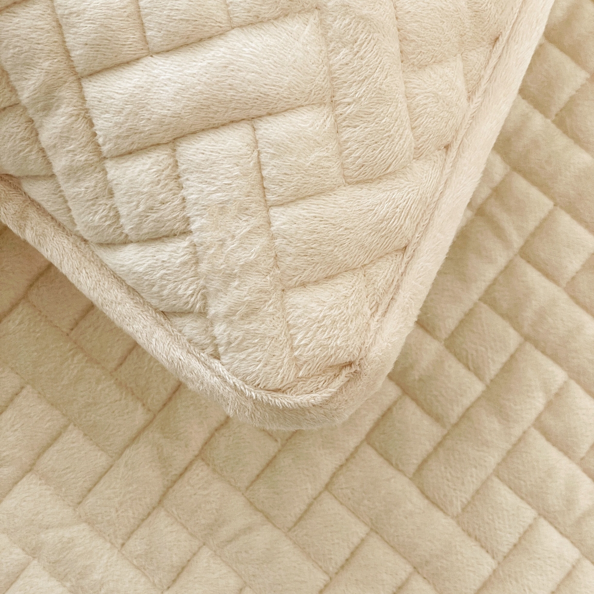 91家纺网 家纺一手货源 找家纺 橙子家居 2025秋冬新款高克重水晶绒保暖床盖棉加绒床盖床盖单件床盖单品单床盖 人字纹-米白