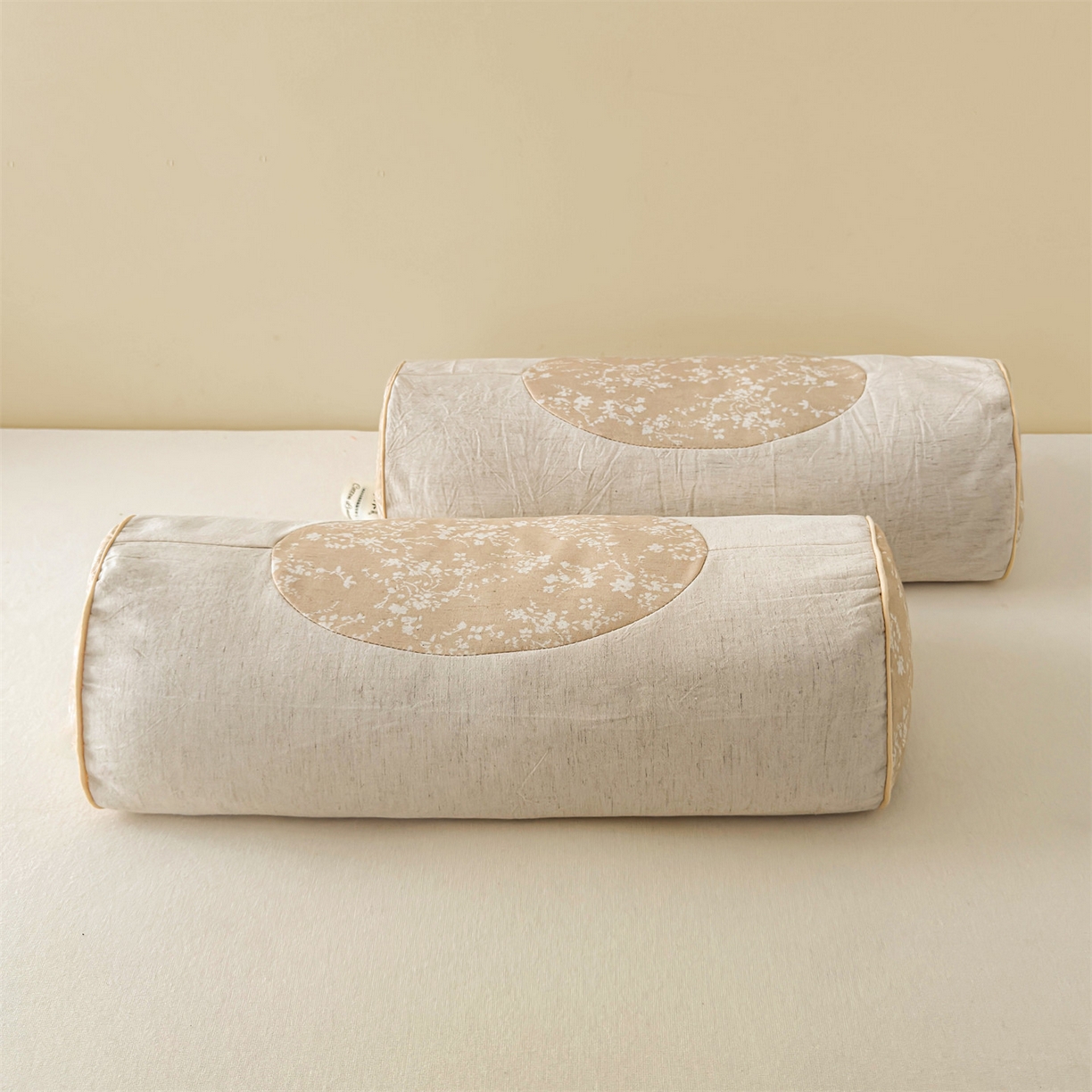 91家纺网 家纺一手货源 找家纺 麦肯锡 2025新款棉麻古朴圆柱荞麦枕 枕头枕芯 花卉咖