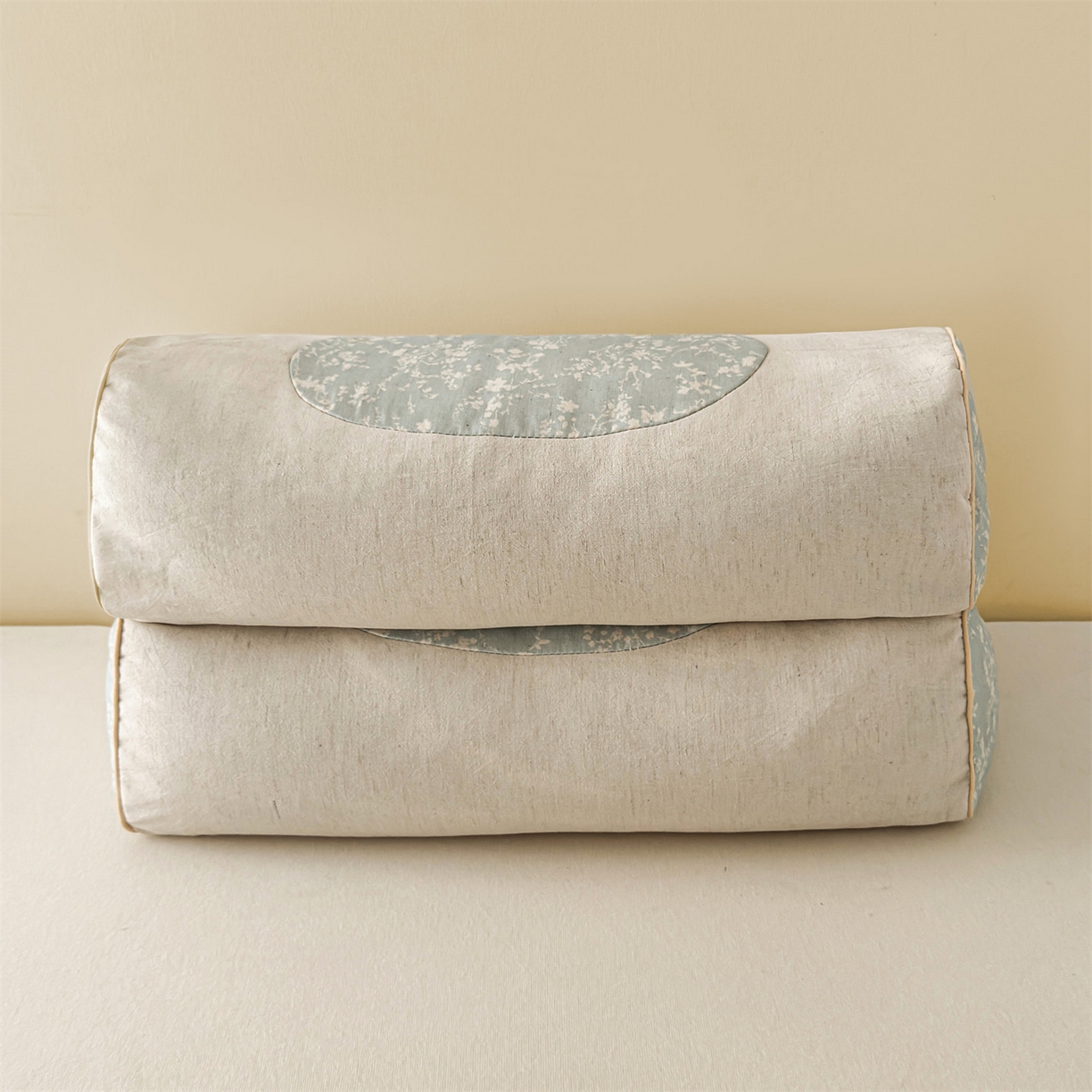 91家纺网 家纺一手货源 找家纺 麦肯锡 2025新款棉麻古朴圆柱荞麦枕 枕头枕芯 花卉蓝