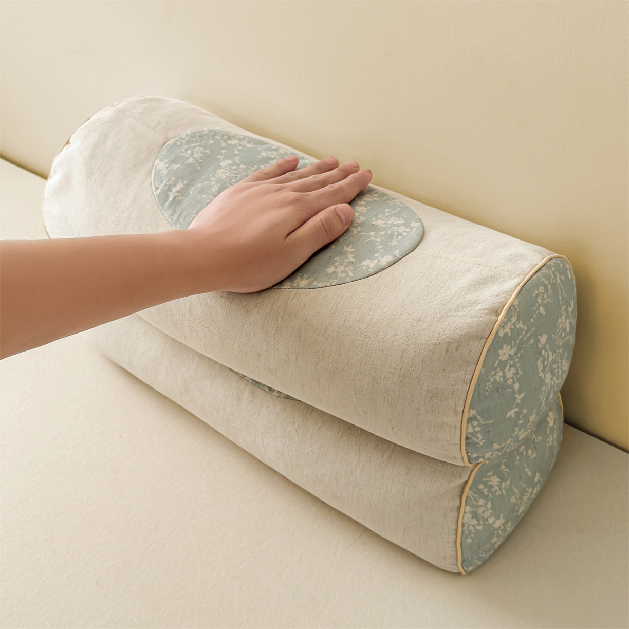 91家纺网 家纺一手货源 找家纺 麦肯锡 2025新款棉麻古朴圆柱荞麦枕 枕头枕芯 花卉蓝