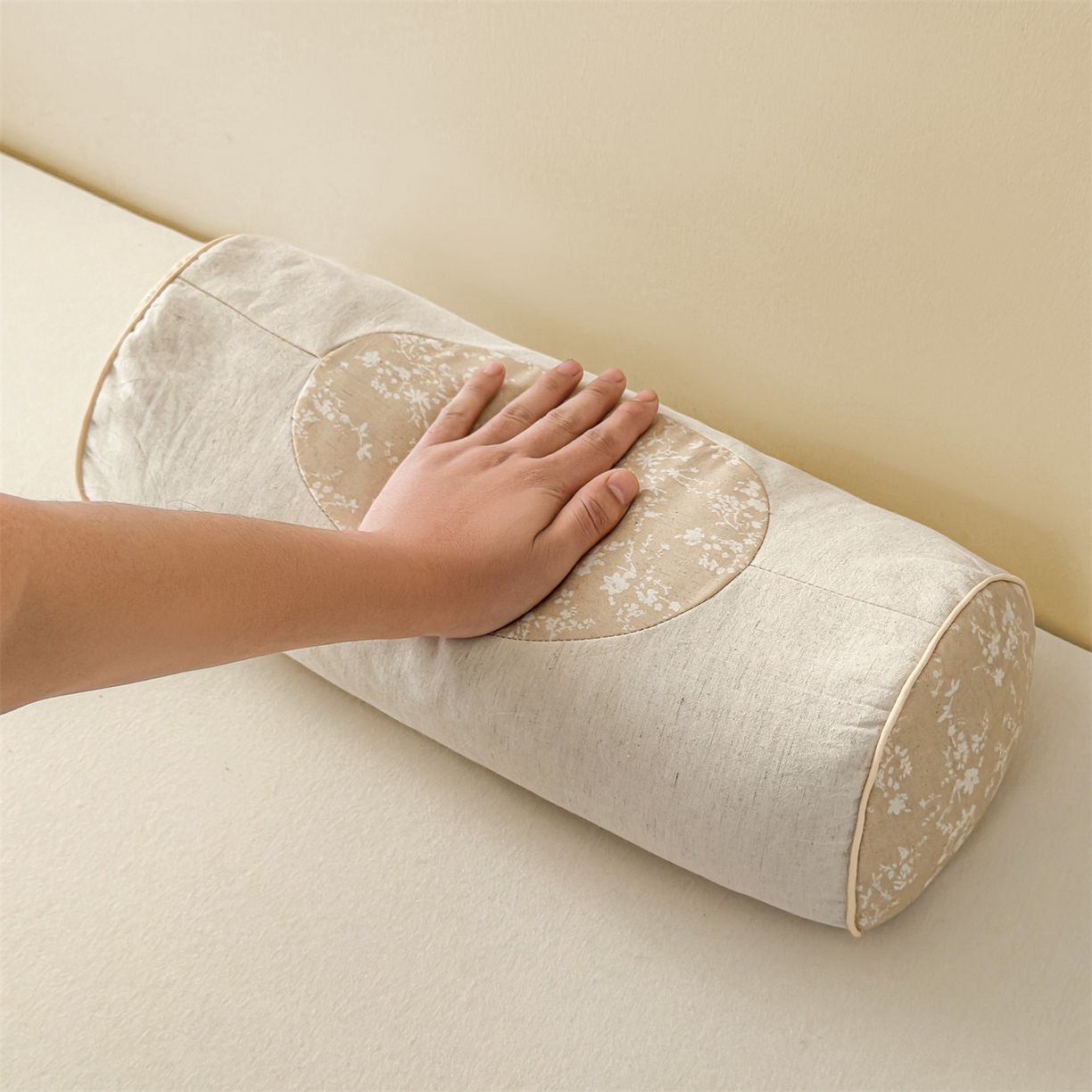 91家纺网 家纺一手货源 找家纺 麦肯锡 2025新款棉麻古朴圆柱荞麦枕 枕头枕芯 花卉咖