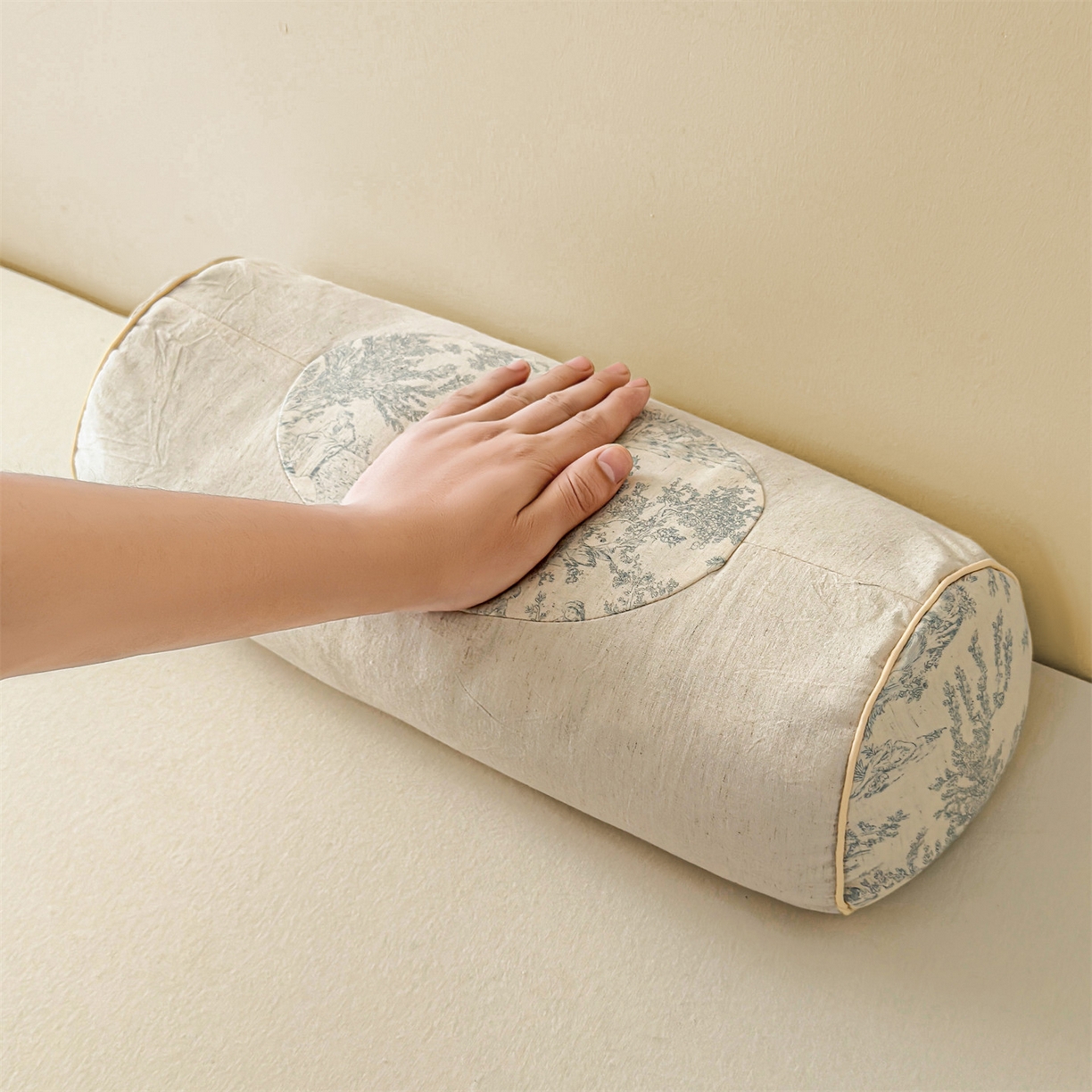 91家纺网 家纺一手货源 找家纺 麦肯锡 2025新款棉麻古朴圆柱荞麦枕 枕头枕芯 田园蓝