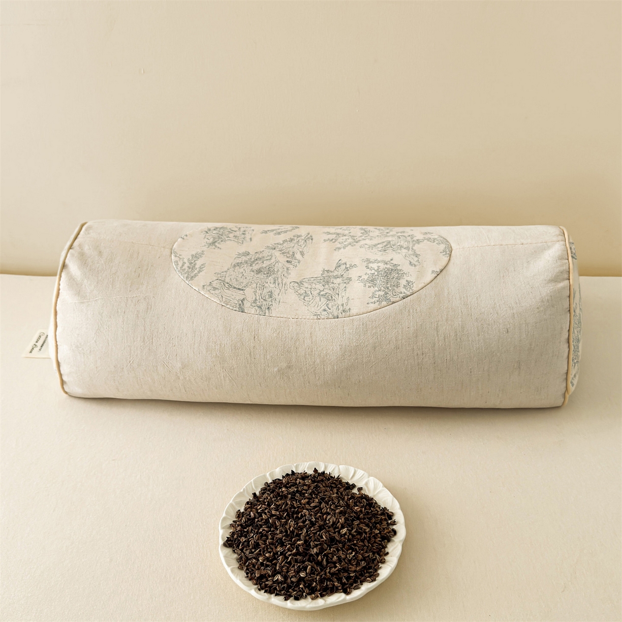 91家纺网 家纺一手货源 找家纺 麦肯锡 2025新款棉麻古朴圆柱荞麦枕 枕头枕芯 田园蓝