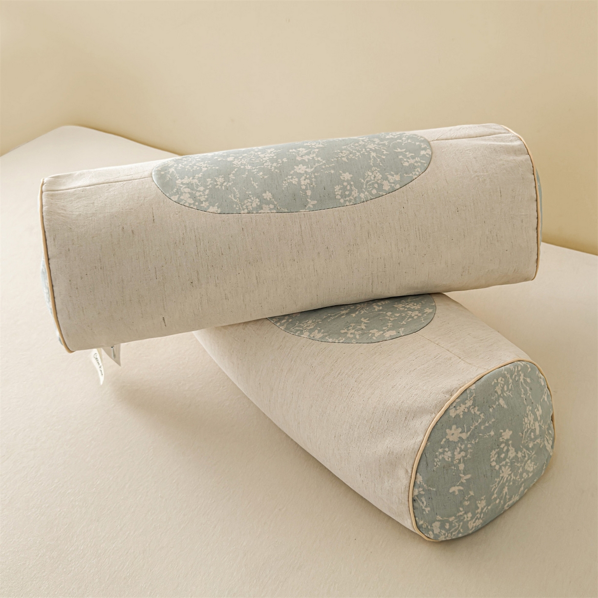 91家纺网 家纺一手货源 找家纺 麦肯锡 2025新款棉麻古朴圆柱荞麦枕 枕头枕芯 花卉蓝