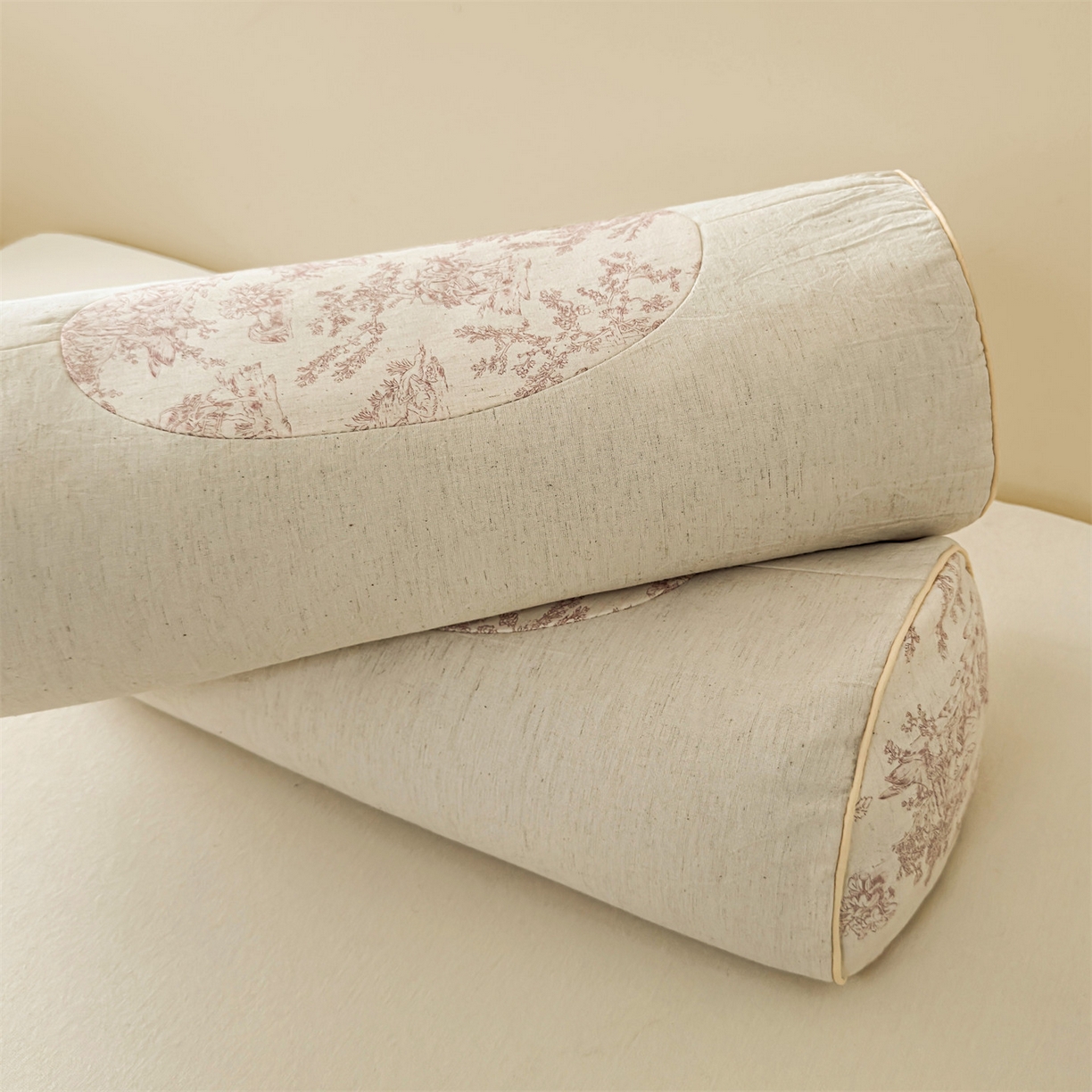 91家纺网 家纺一手货源 找家纺 麦肯锡 2025新款棉麻古朴圆柱荞麦枕 枕头枕芯 田园粉