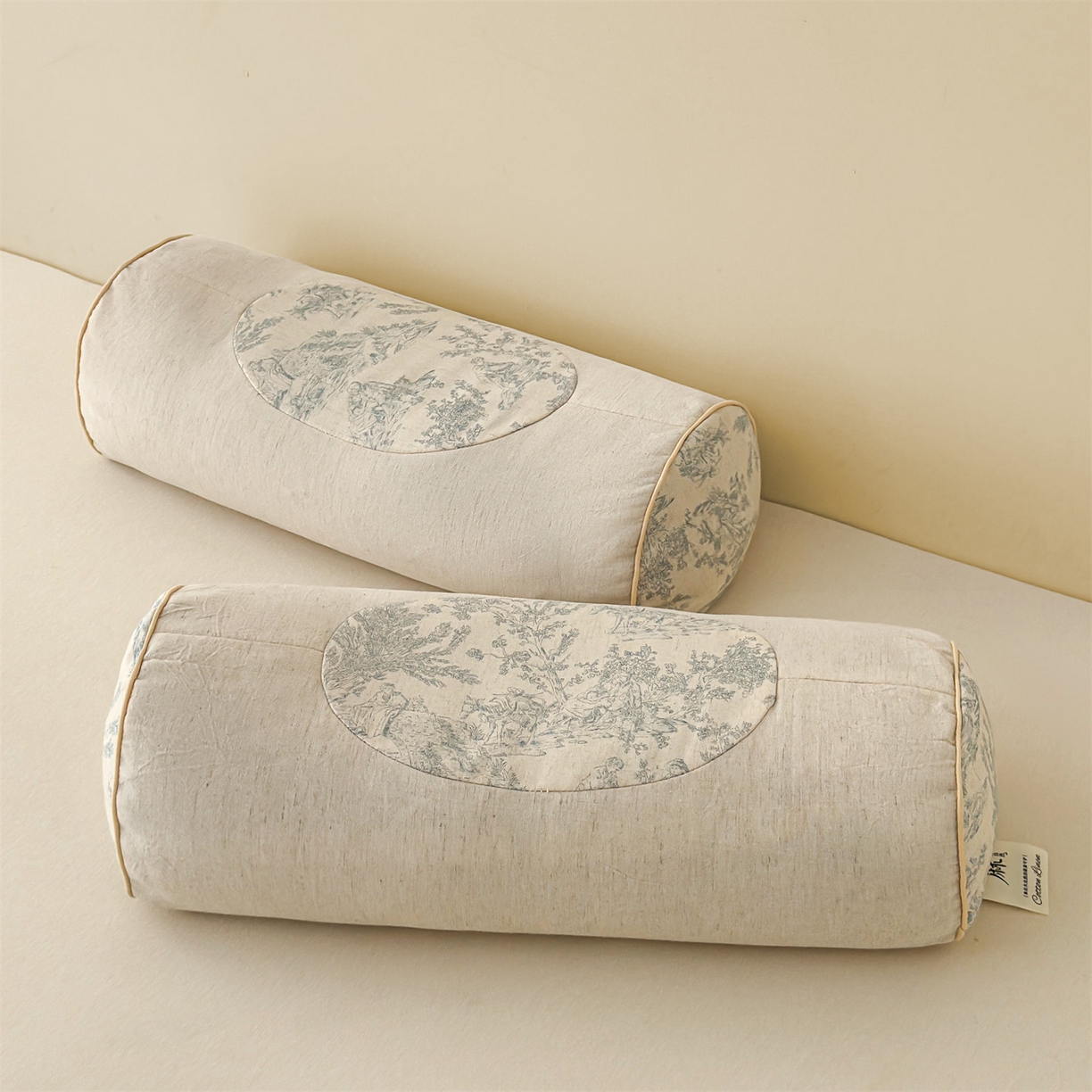 91家纺网 家纺一手货源 找家纺 麦肯锡 2025新款棉麻古朴圆柱荞麦枕 枕头枕芯 田园蓝