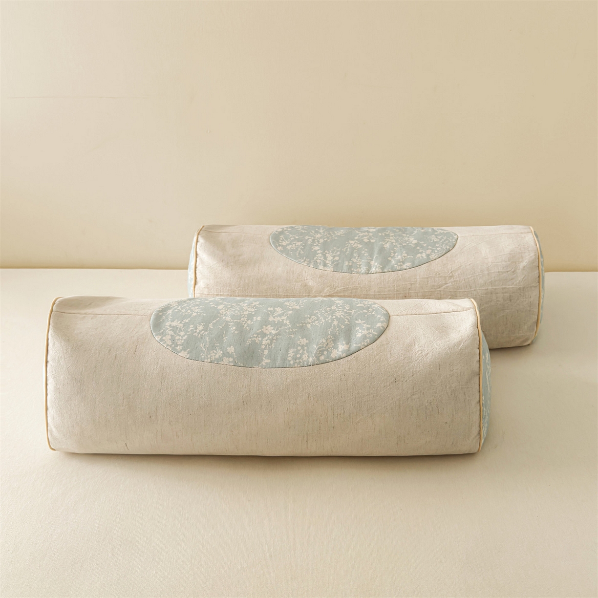 91家纺网 家纺一手货源 找家纺 麦肯锡 2025新款棉麻古朴圆柱荞麦枕 枕头枕芯 花卉蓝