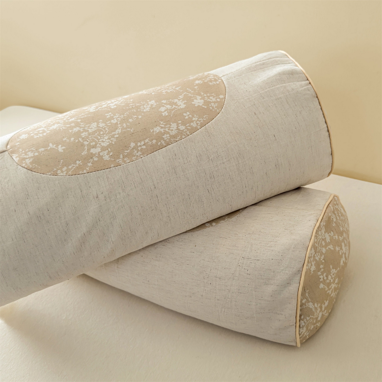 91家纺网 家纺一手货源 找家纺 麦肯锡 2025新款棉麻古朴圆柱荞麦枕 枕头枕芯 花卉咖