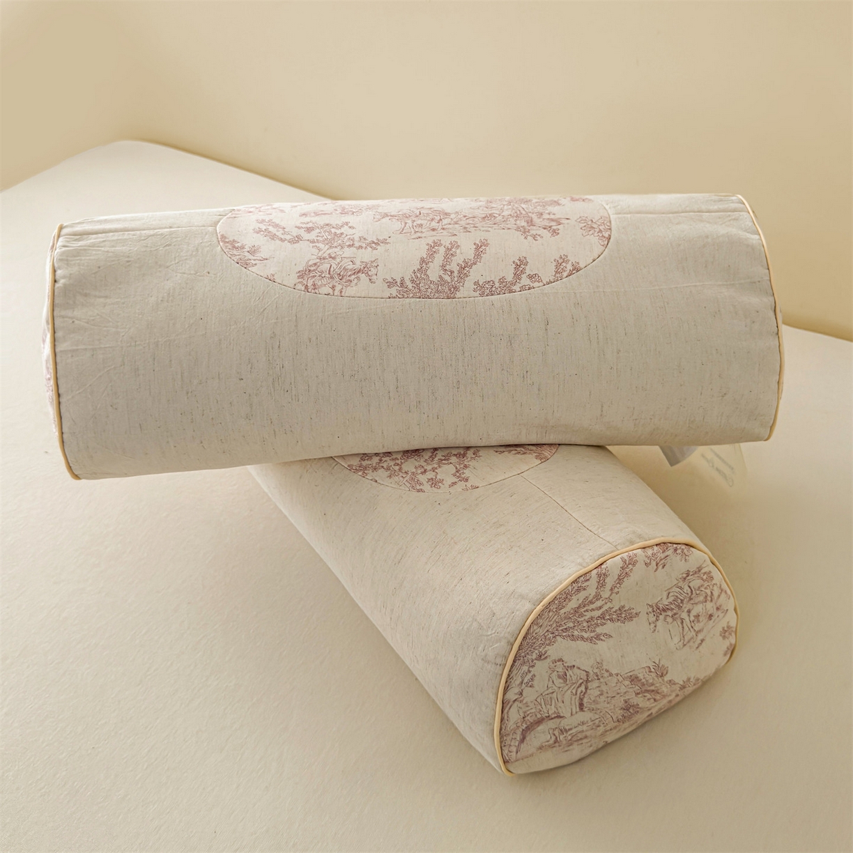 91家纺网 家纺一手货源 找家纺 麦肯锡 2025新款棉麻古朴圆柱荞麦枕 枕头枕芯 田园粉