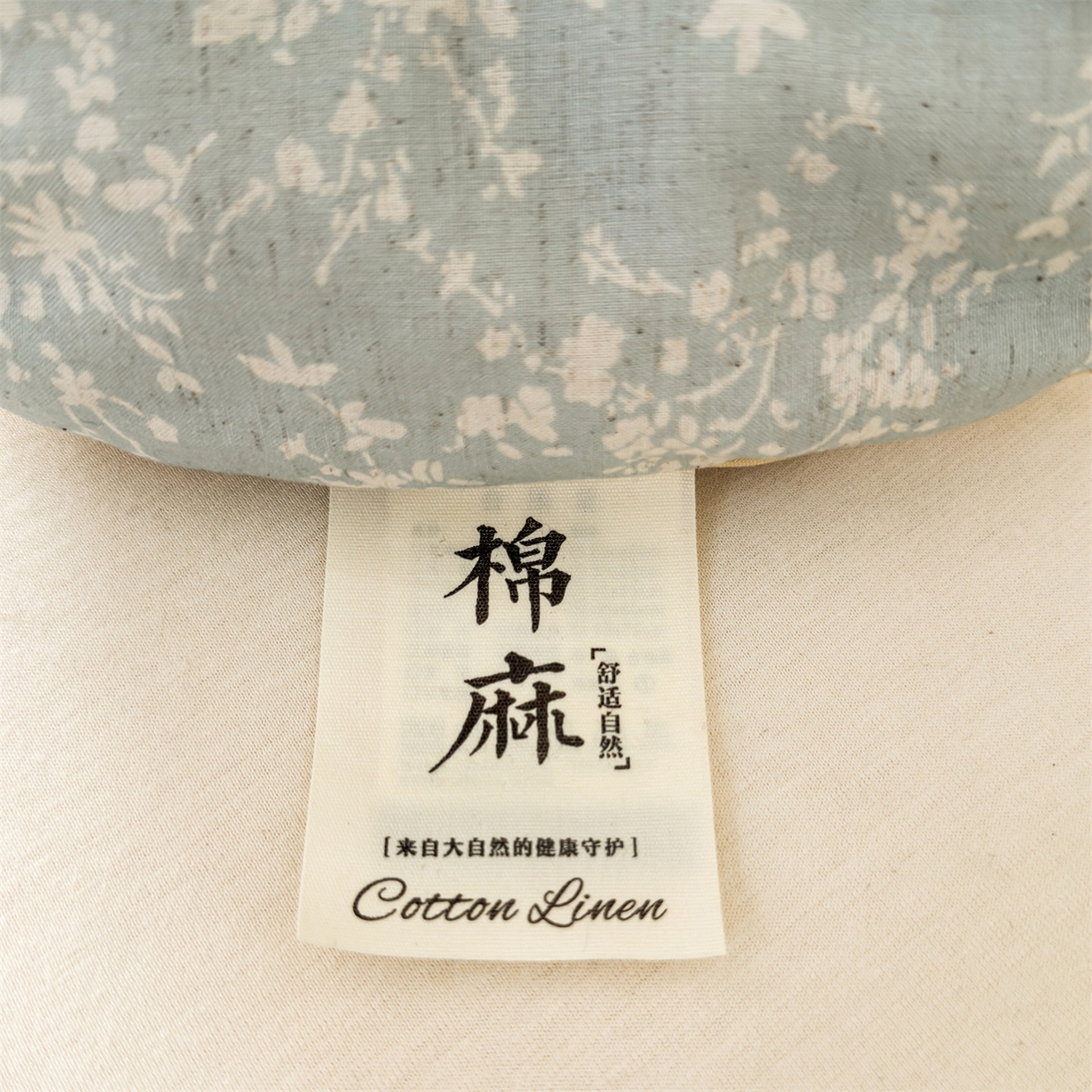 91家纺网 家纺一手货源 找家纺 麦肯锡 2025新款棉麻古朴圆柱荞麦枕 枕头枕芯 花卉蓝