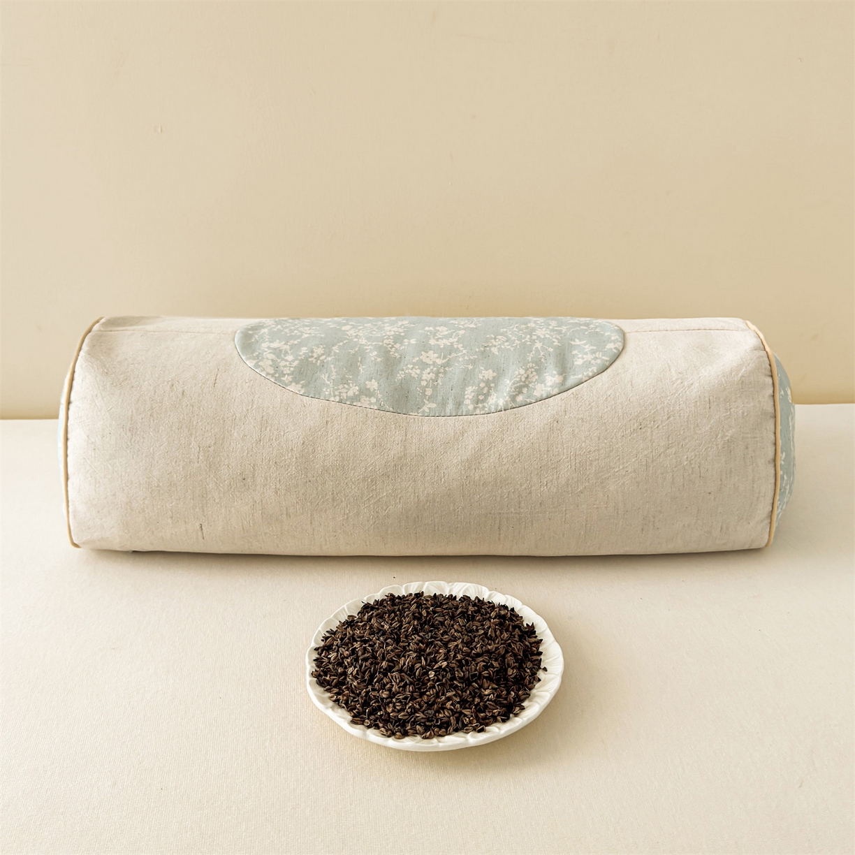 91家纺网 家纺一手货源 找家纺 麦肯锡 2025新款棉麻古朴圆柱荞麦枕 枕头枕芯 花卉蓝