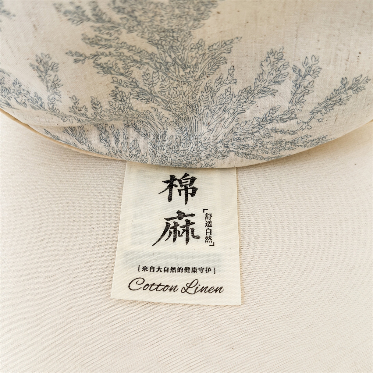 91家纺网 家纺一手货源 找家纺 麦肯锡 2025新款棉麻古朴圆柱荞麦枕 枕头枕芯 田园蓝