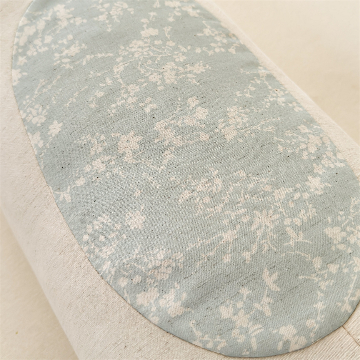 91家纺网 家纺一手货源 找家纺 麦肯锡 2025新款棉麻古朴圆柱荞麦枕 枕头枕芯 花卉蓝