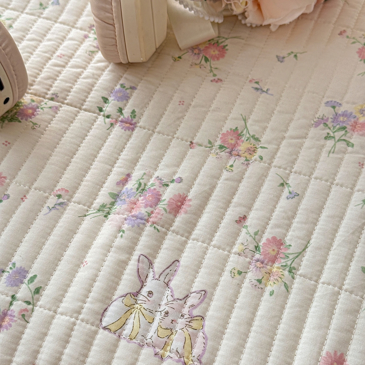 91家纺网 家纺一手货源 找家纺 橙子家居 2025新款棉加绒床盖床盖单件床盖单品床盖三件套夹层水洗棉花跑量款现货 萝莉兔