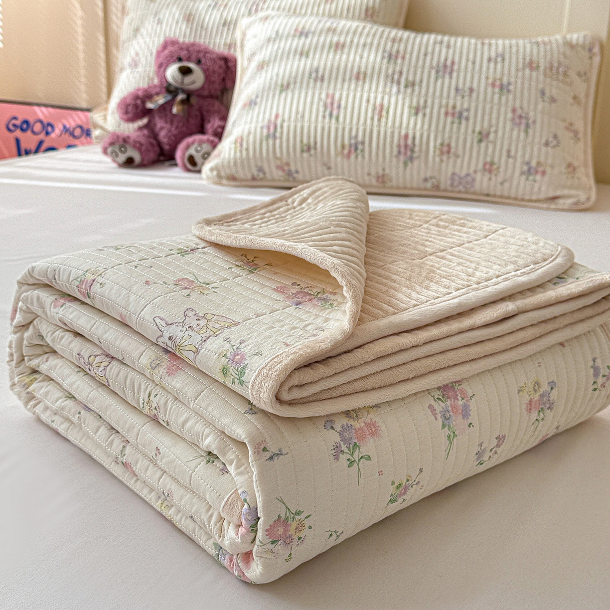 91家纺网 家纺一手货源 找家纺 橙子家居 2025新款棉加绒床盖床盖单件床盖单品床盖三件套夹层水洗棉花跑量款现货 萝莉兔