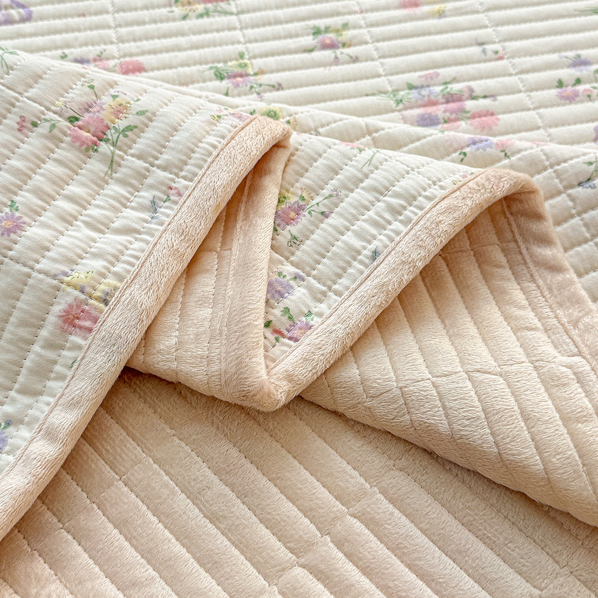 91家纺网 家纺一手货源 找家纺 橙子家居 2025新款棉加绒床盖床盖单件床盖单品床盖三件套夹层水洗棉花跑量款现货 萝莉兔